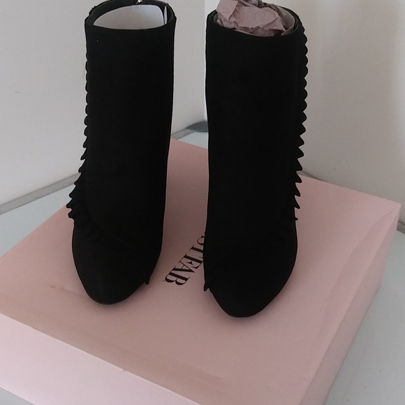 Booties Stacie, Black-Size 8.5-Faux suede ruffle boots. - Picture 6 of 9